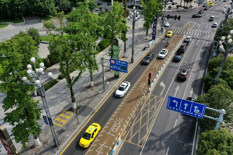 △南岸區南濱路智能(néng)交通潮汐車道(dào).jpg